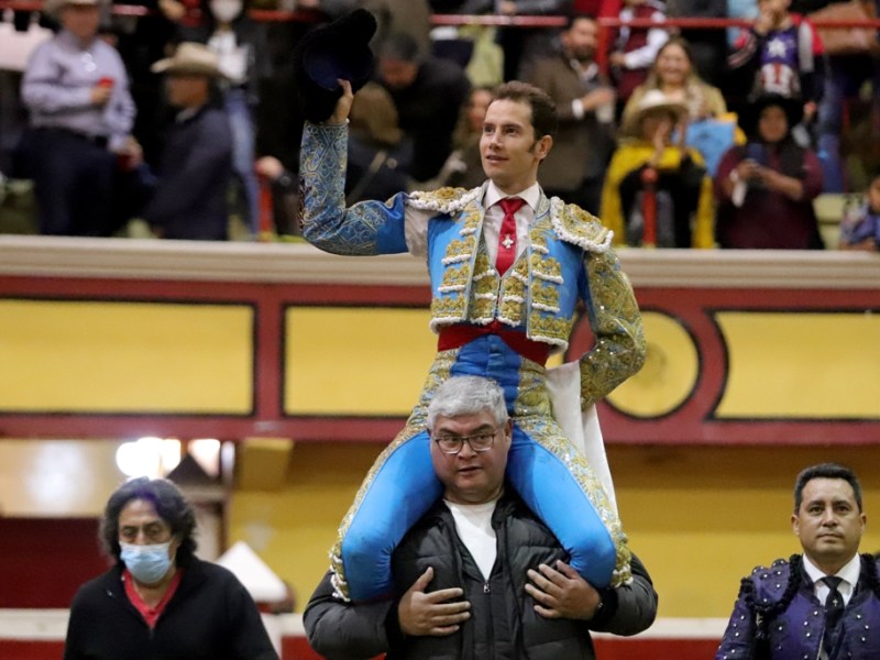 ARTURO SALDIVAR SALE A HOMBROS EN EL ANIVERSARIO DE&nbsp;TEZIUTLAN