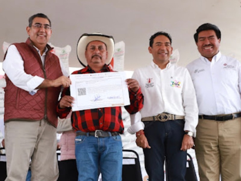 EN TEPEACA, GOBIERNOS FEDERAL Y DE PUEBLA INICIAN PROGRAMA DE ENTREGA DE&nbsp;FERTILIZANTE