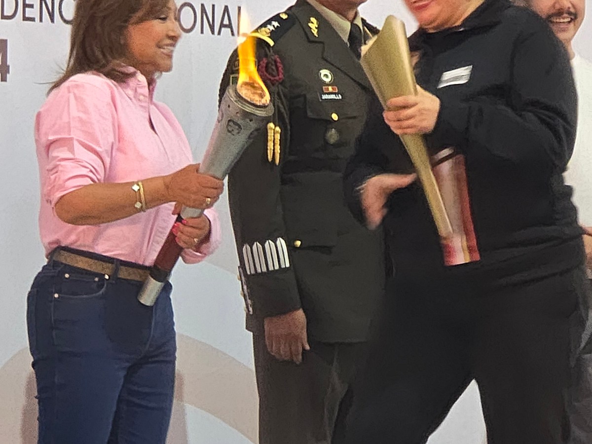 🇲🇽RECIBE PRESIDENTA MUNICIPAL DE CHIAUTEMPAN BLANCA ANGULO EL FUEGO SIMBÓLICO DE MANOS DE LA GOBERNADORA LORENA&nbsp;CUELLAR.💚🤍❤️