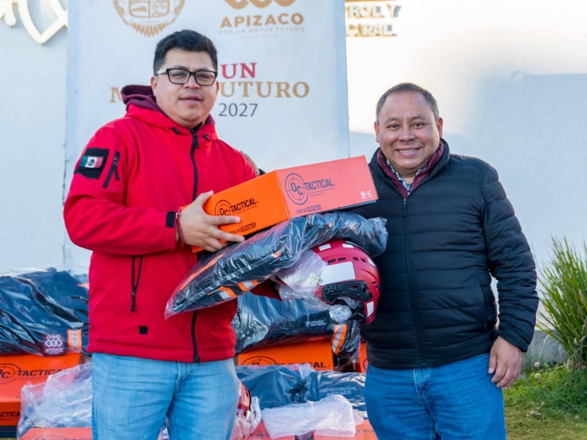 EN APIZACO ALCALDE ENTREGA UNIFORMES A PROTECCIÓN&nbsp;CIVIL