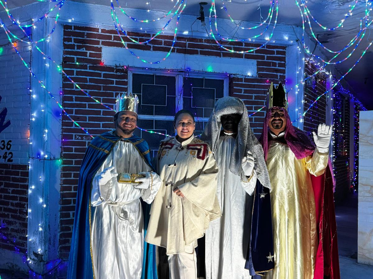 CONVIVE LA SENADORA ANA LILIA RIVERA CON POBLADORES DE TLALCUAPAN Y ADMIRA ADORNOS&nbsp;NAVIDEÑOS