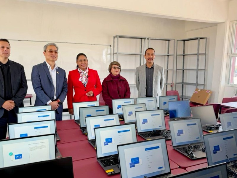 POR GESTIÓN DE ANA LILIA RIVERA, EMBAJADOR DE TAIWÁN DOÑA EQUIPOS DE CÓMPUTO AL CBTIS DE&nbsp;XILOXOXTLA