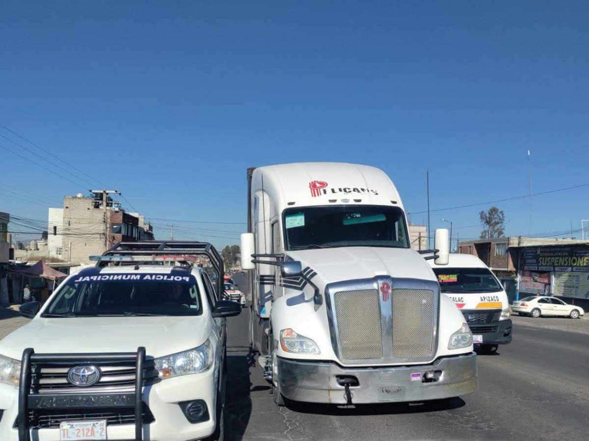 DETIENE POLICÍA DE APIZACO A CONDUCTOR DE TRACTOCAMIÓN POR MANEJAR DE MANERA&nbsp;NEGLIGENTE