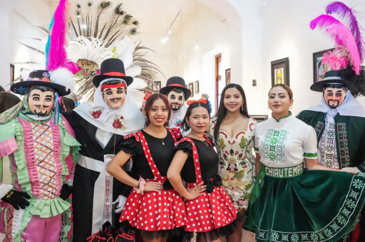 INAUGURA AYUNTAMIENTO DE TLAXCALA EXPOSICIÓN FOTOGRÁFICA ALUSIVA A LOS&nbsp;HUEHUES