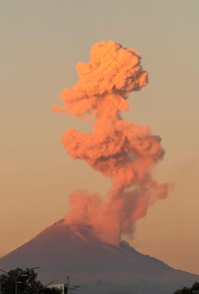 POPOCATÉPETL EMITE FUMAROLA DE 1 KM; ACTIVIDAD PERMANECE EN AMARILLO FASE&nbsp;2