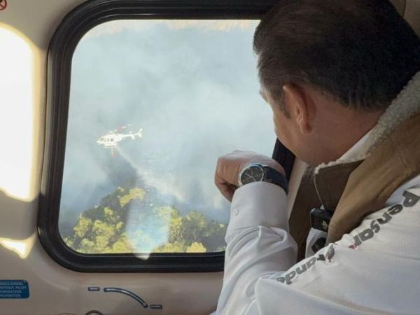 GOBERNADOR ARMENTA SOBREVUELA INCENDIO EN SIERRA NEGRA POBLANA; ESTÁ CONTROLADO EN&nbsp;70%