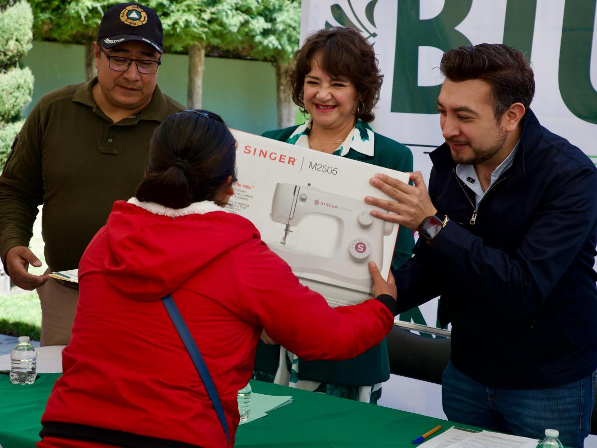 SALVADOR SANTOS ENTREGA NUEVA AMBULANCIA, UNIDAD DENTAL Y APOYOS A MUJERES PARA EL FORTALECIMIENTO DE SU&nbsp;ECONOMÍA
