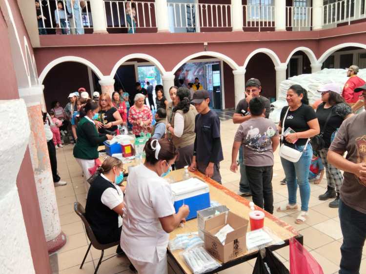 IMSS-BIENESTAR Y GOBIERNO ESTATAL MANTIENEN VACUNACIÓN EN MERCADOS Y&nbsp;PLAZAS