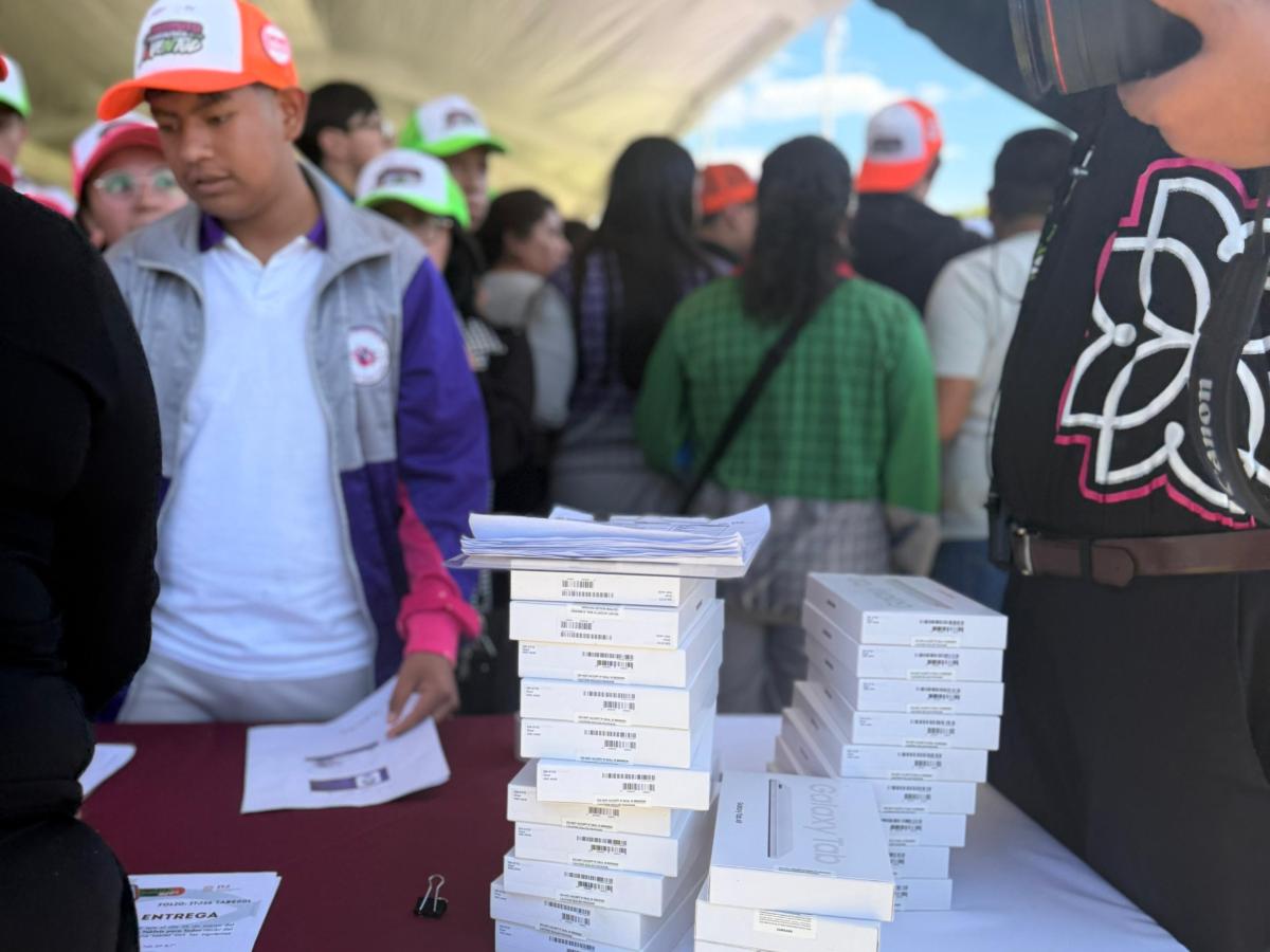 MÁS DE 80 JÓVENES DE HUAMANTLA RECIBEN TABLETAS PARA FORTALECER SU&nbsp;EDUCACIÓN