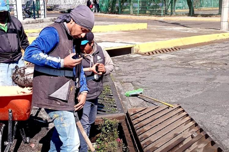 REFUERZA AYUNTAMIENTO DE TLAXCALA PREVENCIÓN ANTE LLUVIAS CON LIMPIEZA DE REJILLAS&nbsp;PLUVIALES