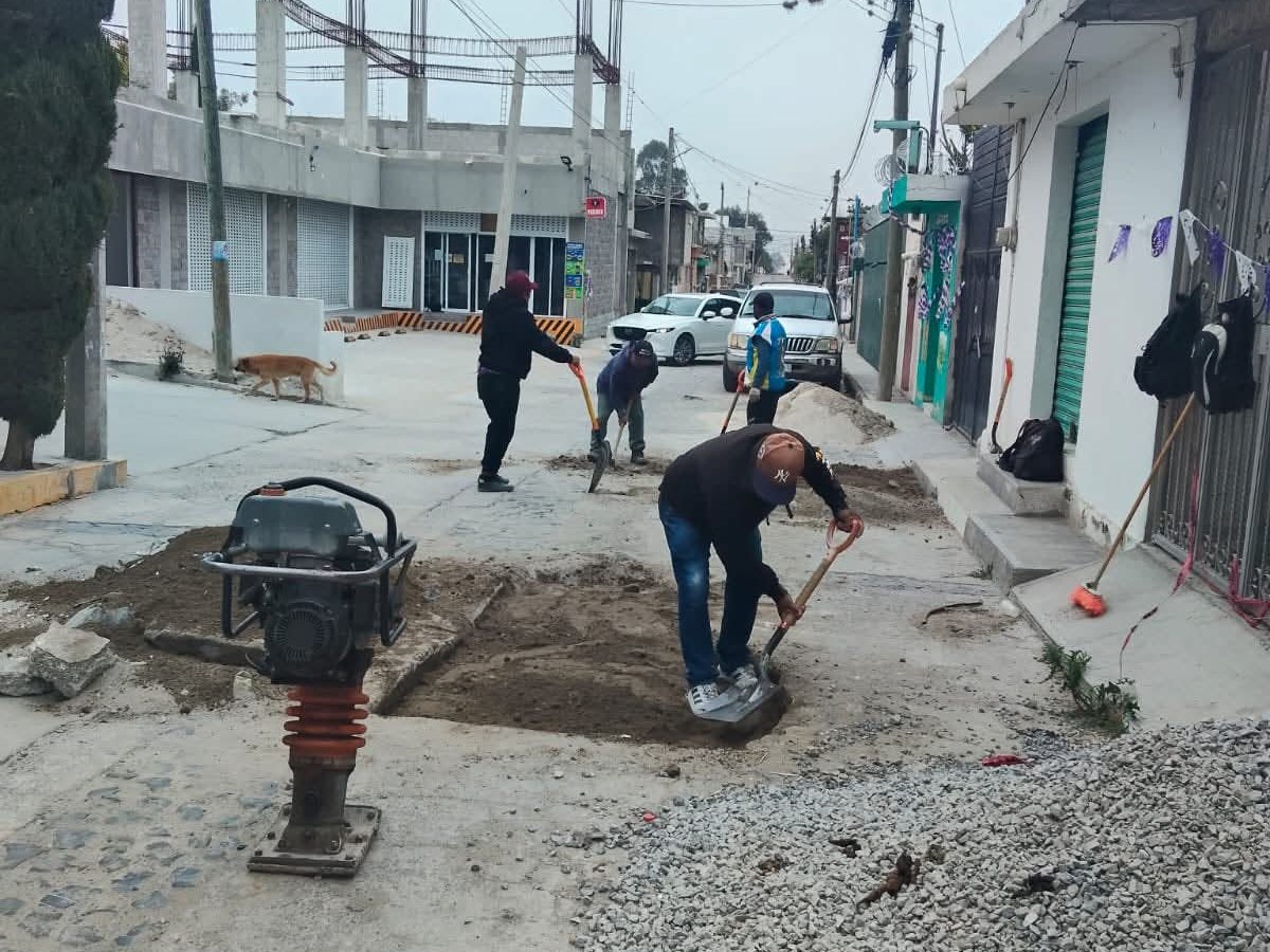 SERVICIOS MUNICIPALES DE TEQUEXQUITLA TRABAJAN CALLE CINCO DE&nbsp;MAYO