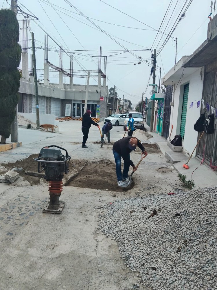 SERVICIOS MUNICIPALES DE TEQUEXQUITLA TRABAJAN CALLE CINCO DE&nbsp;MAYO