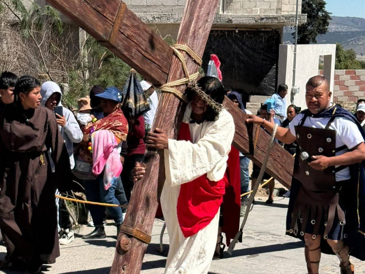 ✝️ FE, SACRIFICIO Y RESISTENCIA: JOVEN CARGA CRUZ DE 120 KILOS EN INTENSO VIACRUCIS EN&nbsp;TEQUEXQUITLA