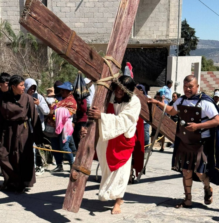 ✝️ FE, SACRIFICIO Y RESISTENCIA: JOVEN CARGA CRUZ DE 120 KILOS EN INTENSO VIACRUCIS EN&nbsp;TEQUEXQUITLA