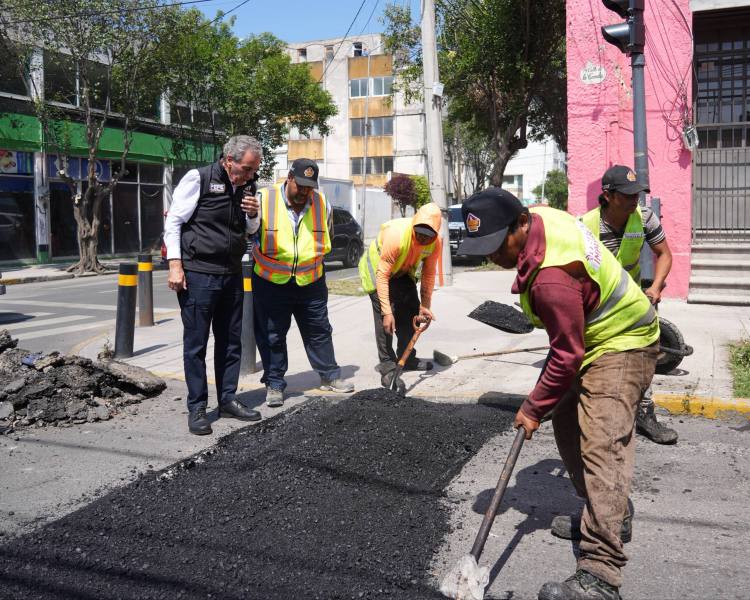 SUPERVISA PEPE CHEDRAUI A CUADRILLAS DE BACHEO EN LA 17 SUR Y 13&nbsp;PONIENTE