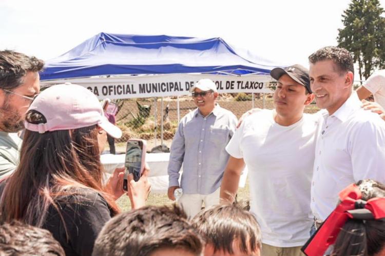 ENCABEZAN ALFONSO SÁNCHEZ GARCÍA Y PRESIDENTA DE TLAXCO PREMIACIÓN DE LA LIGA DE FUTBOL INFANTIL Y&nbsp;JUVENIL