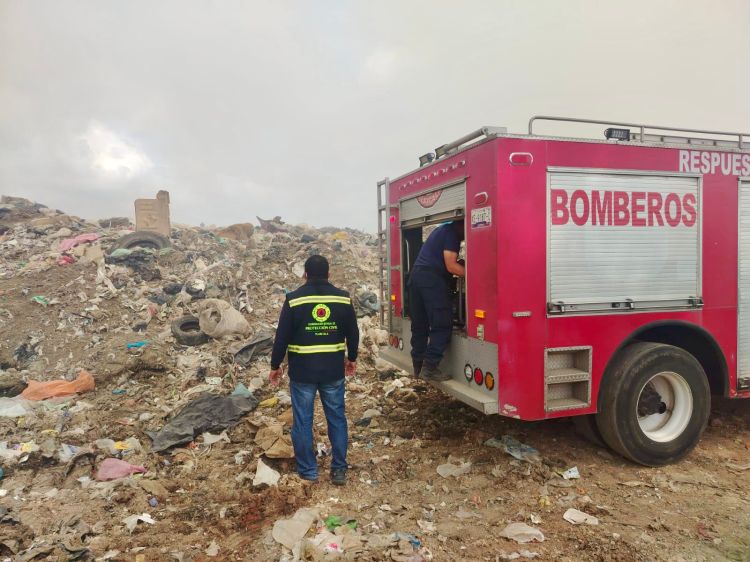 AUTORIDADES ESTATALES Y MUNICIPALES COMBATEN INCENDIO EN RELLENO SANITARIO DE&nbsp;NANACAMILPA