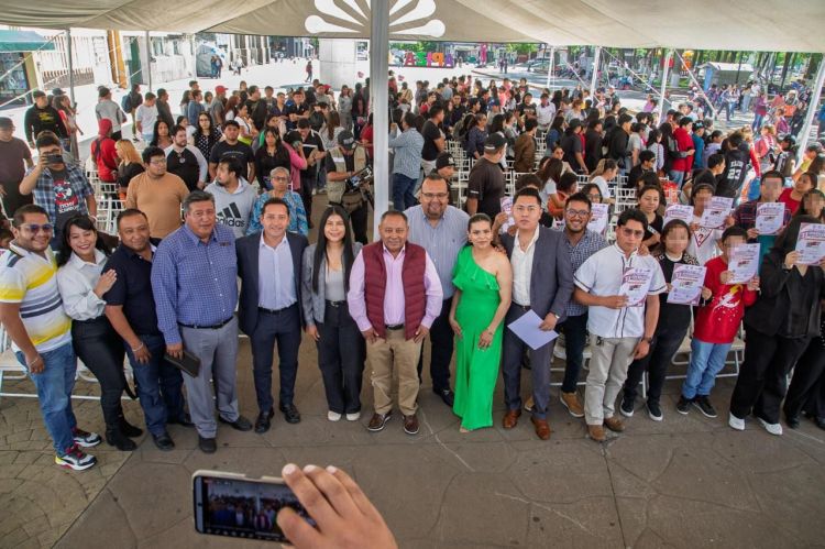 JAVIER RIVERA IMPULSA A LAS JUVENTUDES DE APIZACO CON LA ENTREGA DE TARJETAS “JOVEN&nbsp;GO”
