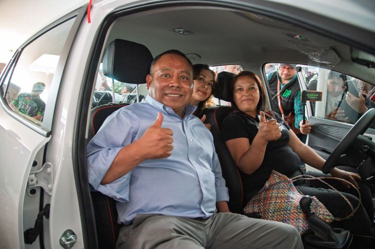JAVIER RIVERA LLEVA FELICIDAD A LAS MAMÁS APIZAQUENSES CON UN AUTO NUEVO Y MUCHOS PREMIOS&nbsp;MÁS