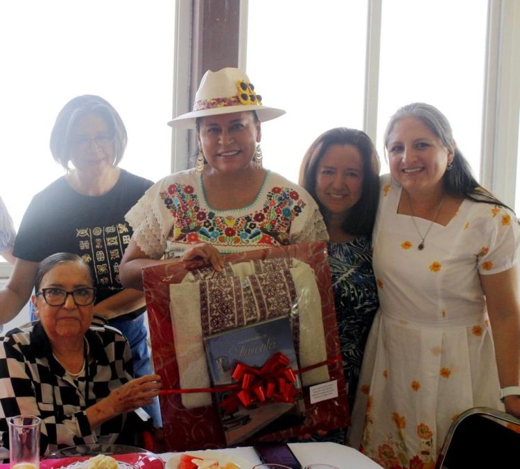 ENTRE ABRAZOS Y REFLEXIONES, ANA LILIA RIVERA RECONOCE EL ESFUERZO SILENCIOSO DE LAS MADRES&nbsp;TLAXCALTECAS
