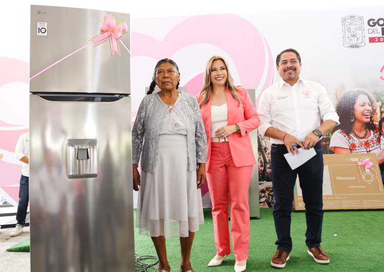 CON AMOR Y CARIÑO SEDIF CONSIENTE A 2 MIL MADRES EN&nbsp;ACATZINGO