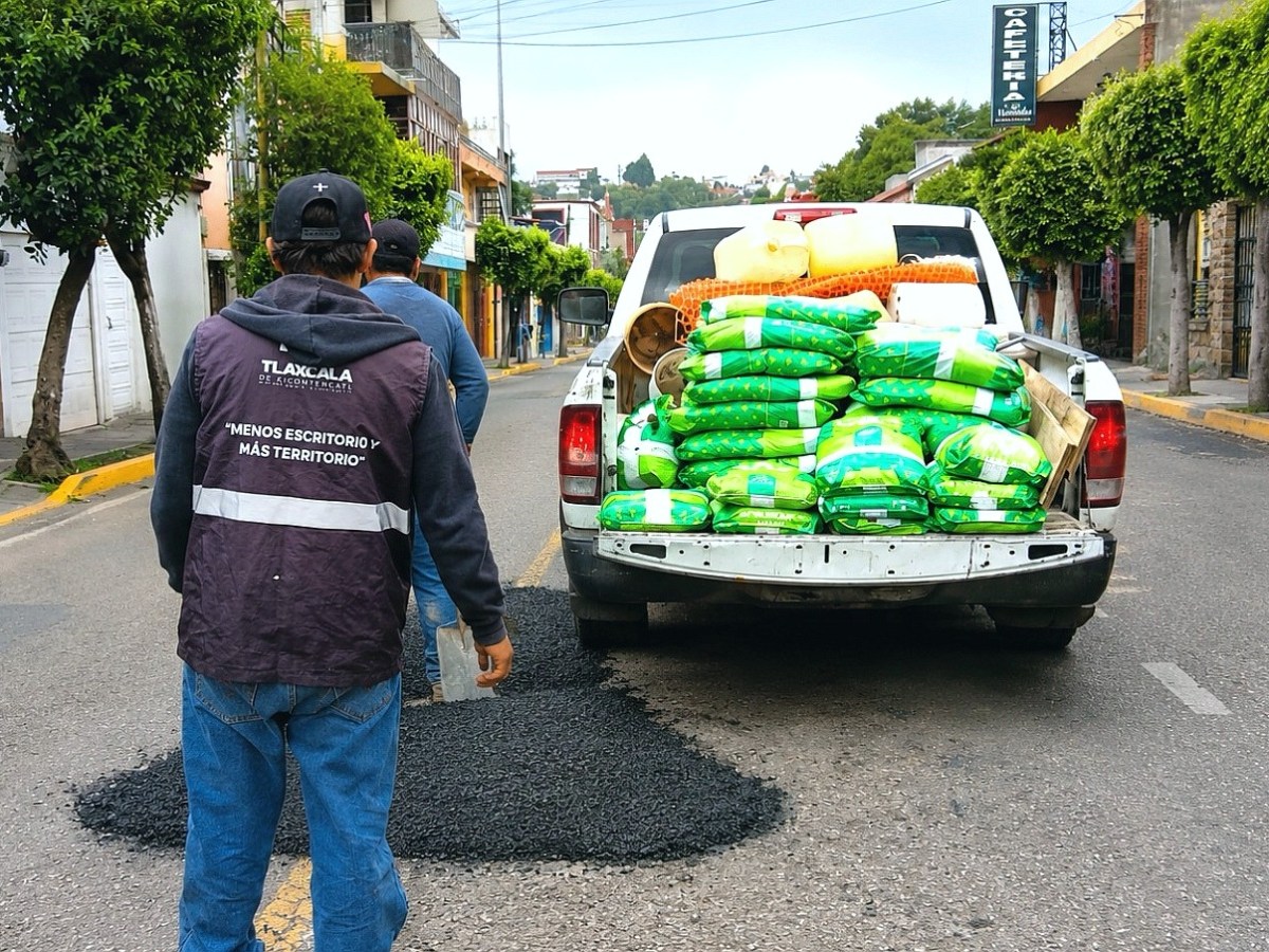 DIRECCIÓN DE OBRAS DEL AYUNTAMIENTO DE TLAXCALA REALIZA ACCIONES DE BACHEO EN&nbsp;TIZATLÁN