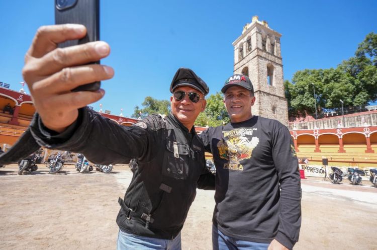 RECIBE ALFONSO SÁNCHEZ GARCÍA A MOTOCICLISTAS NACIONALES Y EXTRANJEROS EN LA&nbsp;CAPITAL