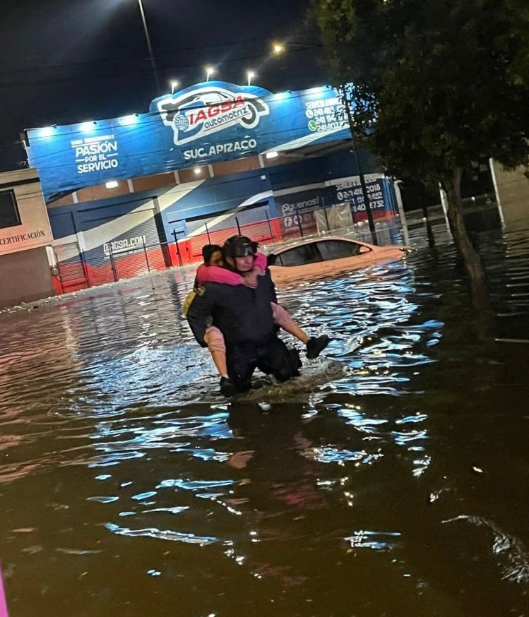 BRINDA POLICÍA DE APIZACO Y FUERZAS APOYO DE AUXILIO A LA POBLACIÓN AFECTADA POR LAS INTENSAS&nbsp;LLUVIAS