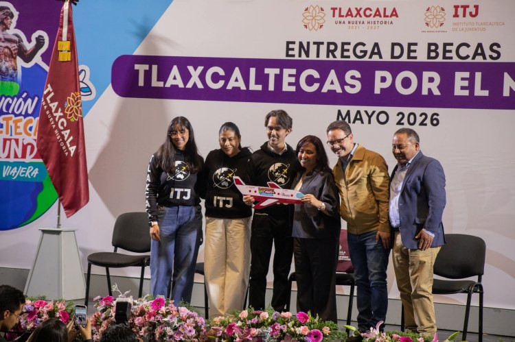 ALCALDE DE APIZACO PRESENTE EN LA ENTREGA DE BECAS TLAXCALA POR EL&nbsp;MUNDO