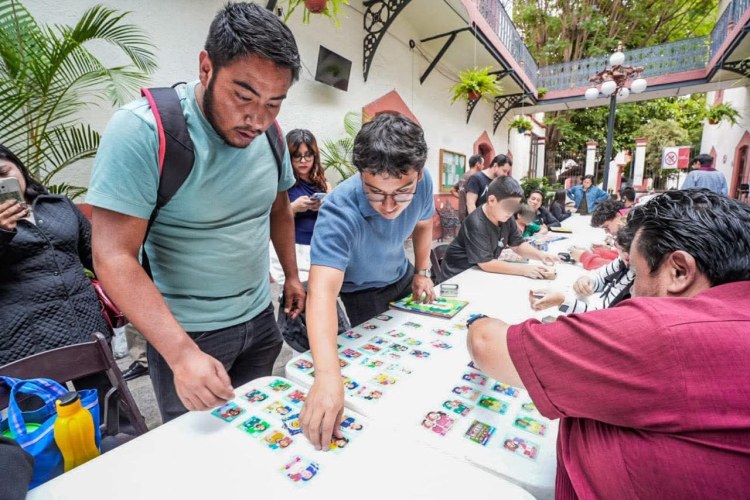 GRAN RESPUESTA DE NIÑAS Y NIÑOS EN ARRANQUE DE INTERCAMBIO DE TARJETAS DEL&nbsp;MUNDIAL