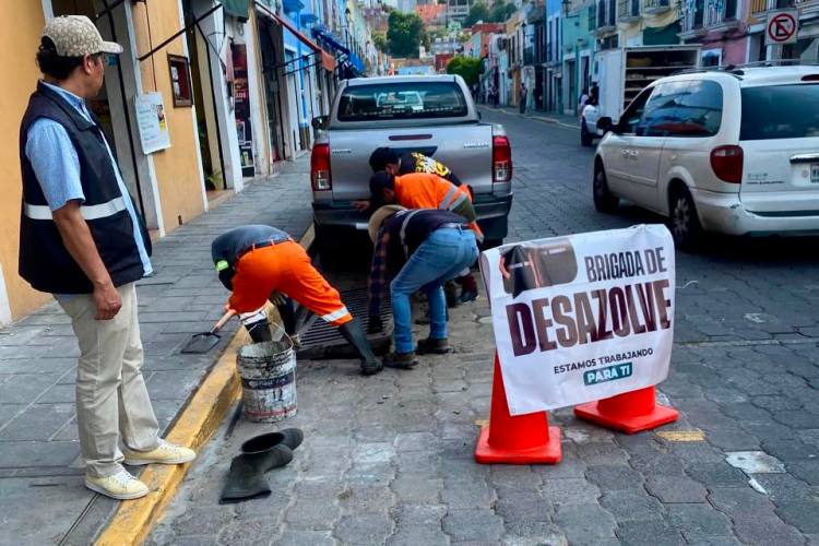 LA BRIGADA DE DESAZOLVE DE MÁS TERRITORIO TRABAJA EN CALLE 20 DE NOVIEMBRE EN&nbsp;TLAXCALA