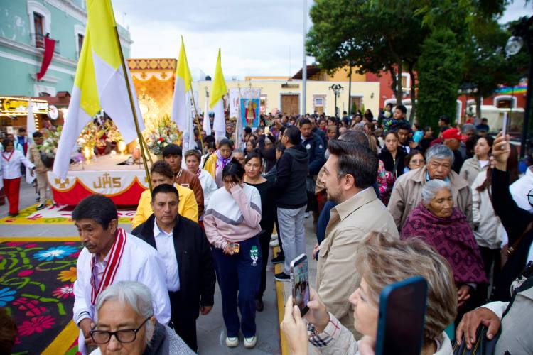HUAMANTLA SE LLENA DE COLOR, FE Y TRADICIÓN CON LA ELABORACIÓN DE TAPETES POR CORPUS&nbsp;CHRISTI