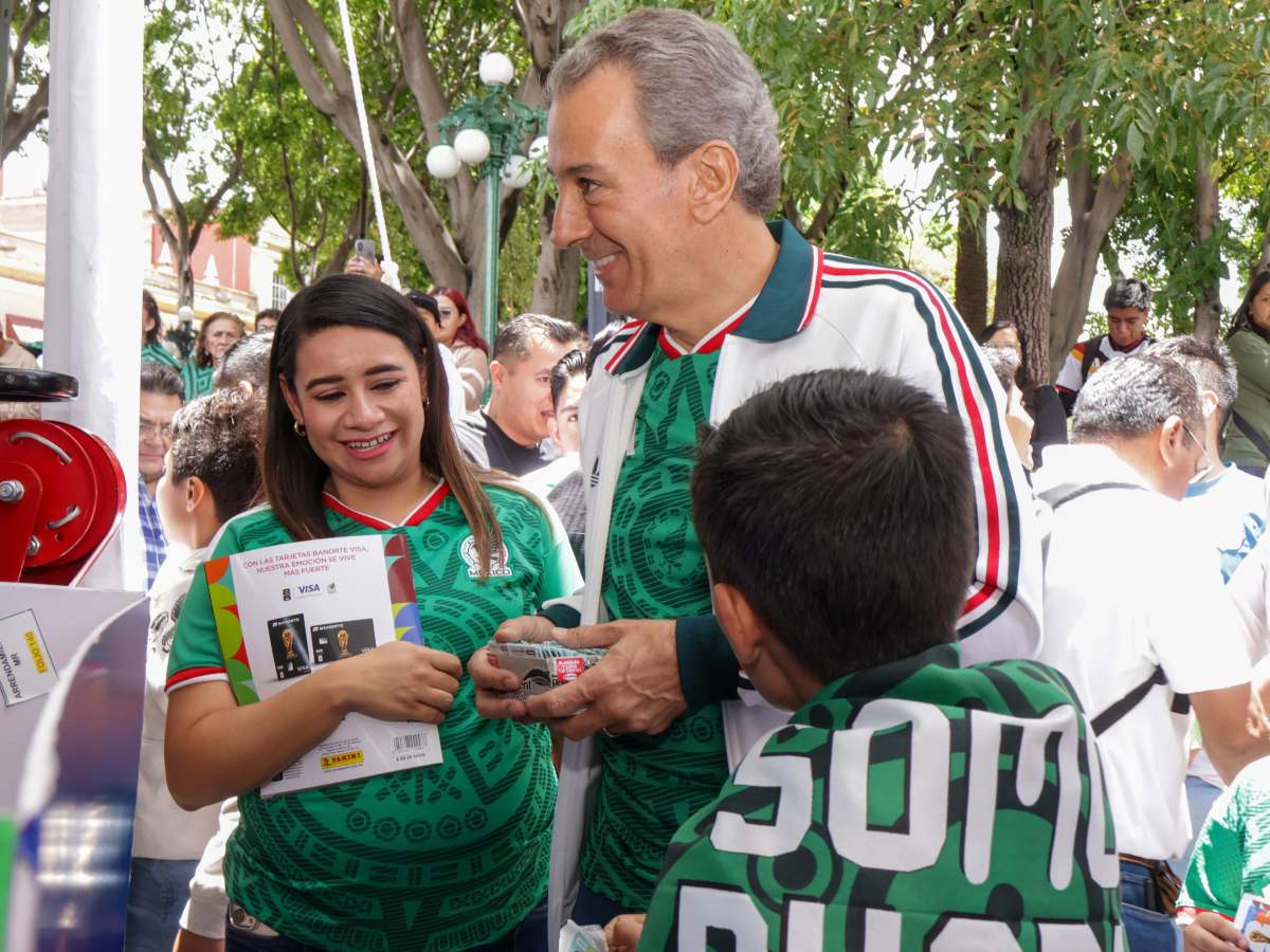 PEPE CHEDRAUI SE REÚNE CON&nbsp; POBLANOS EN MEGA INTERCAMBIO DE&nbsp;ESTAMPAS