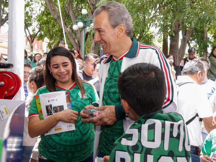 PEPE CHEDRAUI SE REÚNE CON&nbsp; POBLANOS EN MEGA INTERCAMBIO DE&nbsp;ESTAMPAS