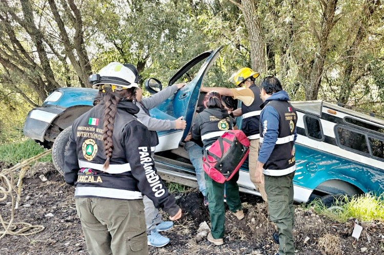 POLICÍAS MUNICIPALES DE TLAXCALA SALVAN A PERSONAS A BORDO DE UN VEHÍCULO DE CAER AL RÍO EN&nbsp;TIZATLÁN