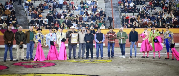 ALCALDE DE APIZACO PRESENTE EN FESTEJO TAURINO 60 DE HARO&nbsp;GANADERÍA