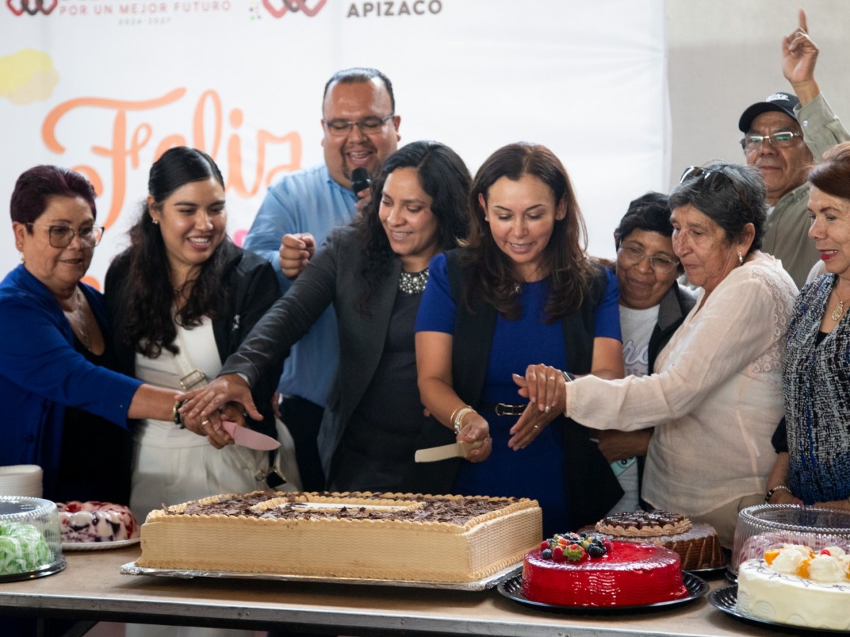 CELEBRA EL AYUNTAMIENTO Y EL SMDIF DE APIZACO A 400 ADULTOS MAYORES EN SU&nbsp;DÍA
