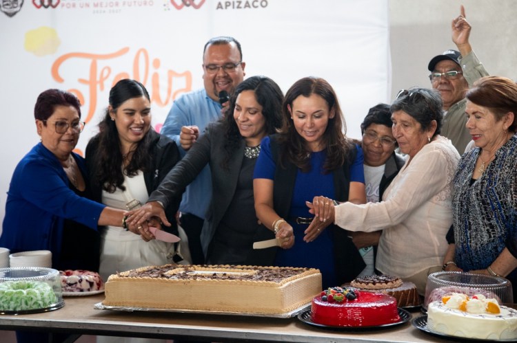 CELEBRA EL AYUNTAMIENTO Y EL SMDIF DE APIZACO A 400 ADULTOS MAYORES EN SU&nbsp;DÍA