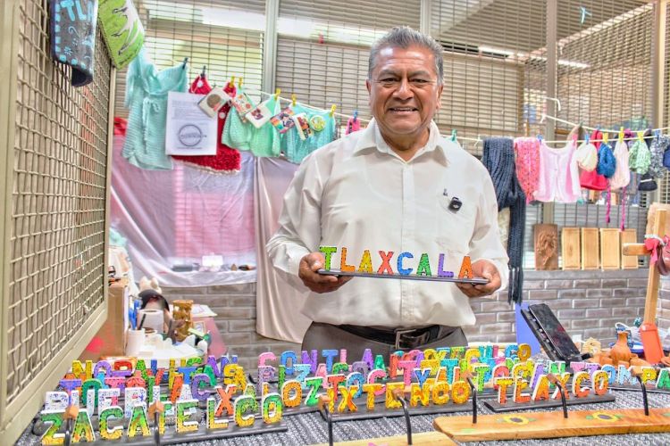 VÍCTOR MANUEL ENCONTRÓ EN EL MERCADO DE ARTESANOS DE TLAXCALA UN ESPACIO PARA MOSTRAR Y COMERCIALIZAR SU TALENTO CON LA&nbsp;MADERA