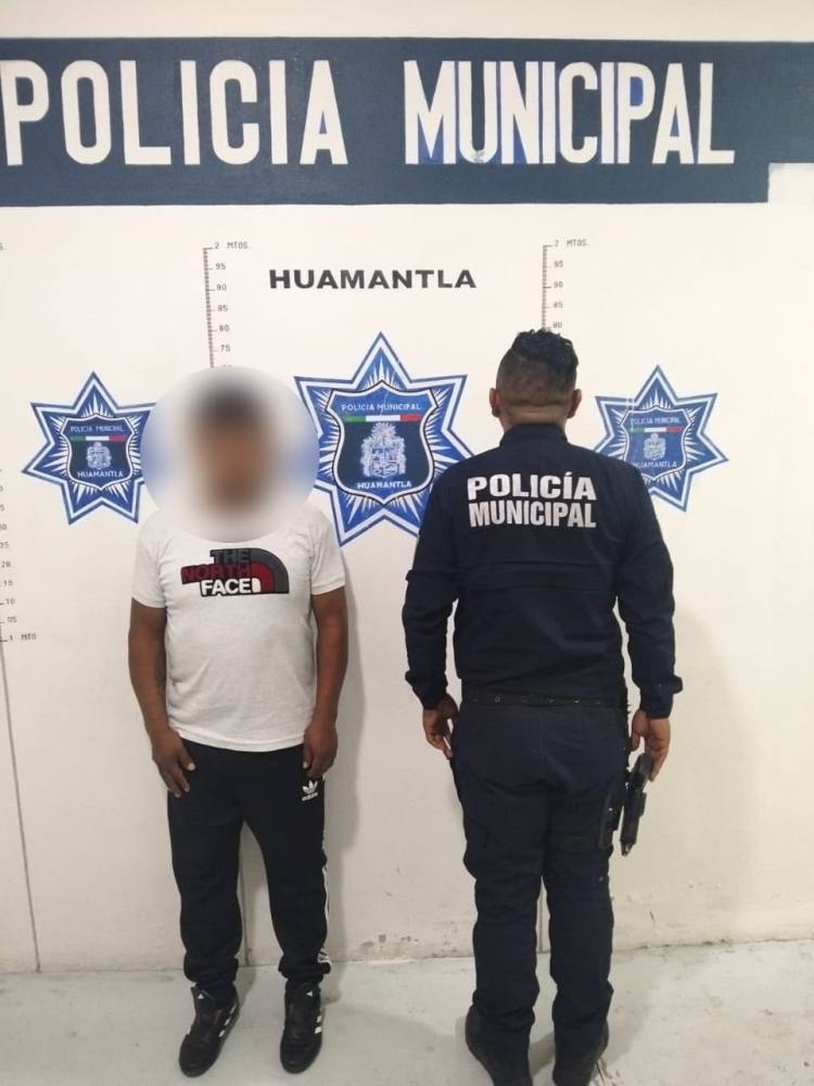 POLICÍA MUNICIPAL DE HUAMANTLA DETIENE A 12 PERSONAS PRESUNTAMENTE RELACIONADAS CON ROBO ORGANIZADO A&nbsp;COMERCIO