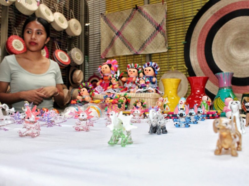 ANA LAURA OCHOA MANTIENE VIVA LA TRADICIÓN ARTESANAL EN EL MERCADO DE&nbsp;ARTESANOS
