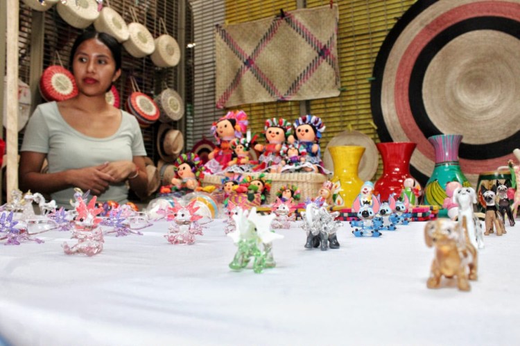 ANA LAURA OCHOA MANTIENE VIVA LA TRADICIÓN ARTESANAL EN EL MERCADO DE&nbsp;ARTESANOS