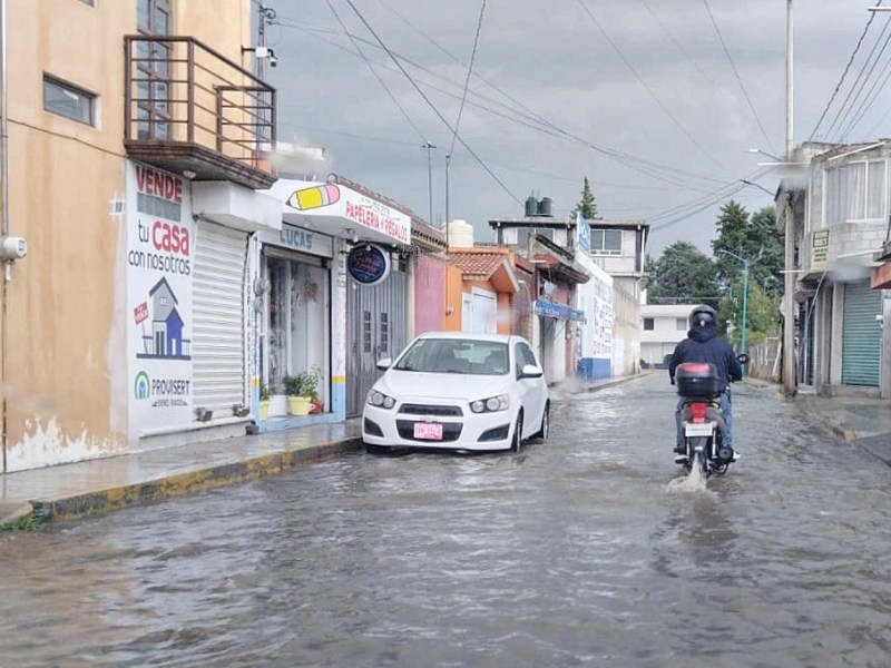 EN COORDINACIÓN ATIENDEN AUTORIDADES MUNICIPALES Y ESTATALES CAÍDA DE RAMA DE ÁRBOL Y ANEGACIONES TRAS FUERTE LLUVIA EN LA&nbsp;CAPITAL