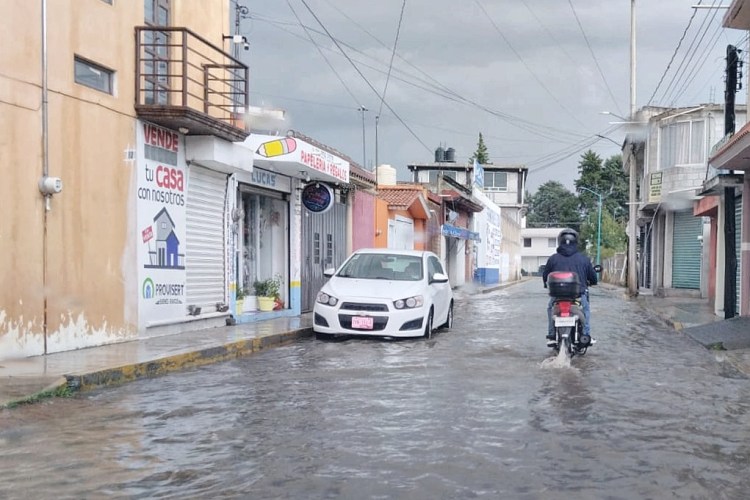 EN COORDINACIÓN ATIENDEN AUTORIDADES MUNICIPALES Y ESTATALES CAÍDA DE RAMA DE ÁRBOL Y ANEGACIONES TRAS FUERTE LLUVIA EN LA&nbsp;CAPITAL