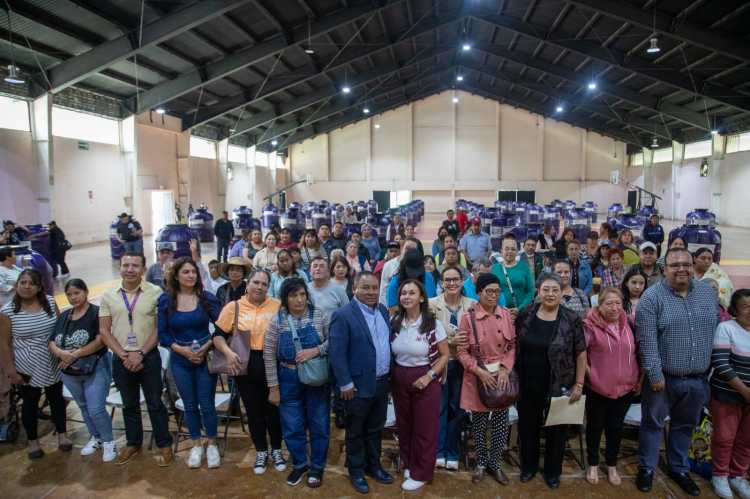 ENTREGA GOBIERNO MUNICIPAL DE APIZACO Y SECRETARÍA DE BIENESTAR ESTATAL, TINACOS PARA 59&nbsp;FAMILIAS