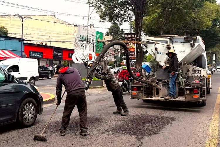 REFUERZA AYUNTAMIENTO DE TLAXCALA BACHEO EN VIALIDADES DE LA CAPITAL PARA HACER MÁS SEGUROS LOS&nbsp;TRASLADOS