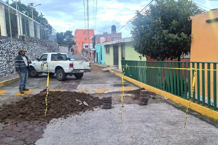 ATIENDE CAPAM FUGA DE AGUA EN LA CALLE QUIAHUIXTLÁN EN SAN ISIDRO; CONTINÚA CERRADA A LA&nbsp;CIRCULACIÓN
