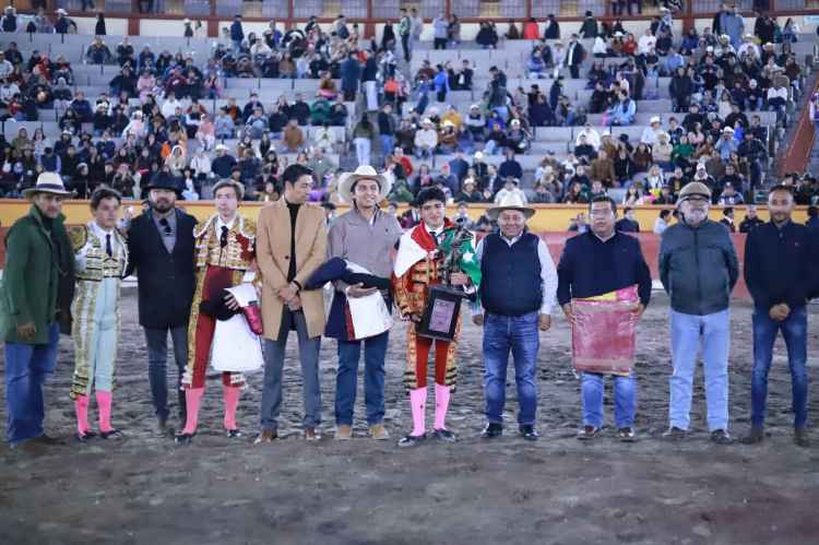 🏆ALCALDE DE APIZACO JAVIER RIVERA ENTREGA A JULIO VENTURA “VENTURITA” LA COPA PANA 2026 EN&nbsp;APIZACO