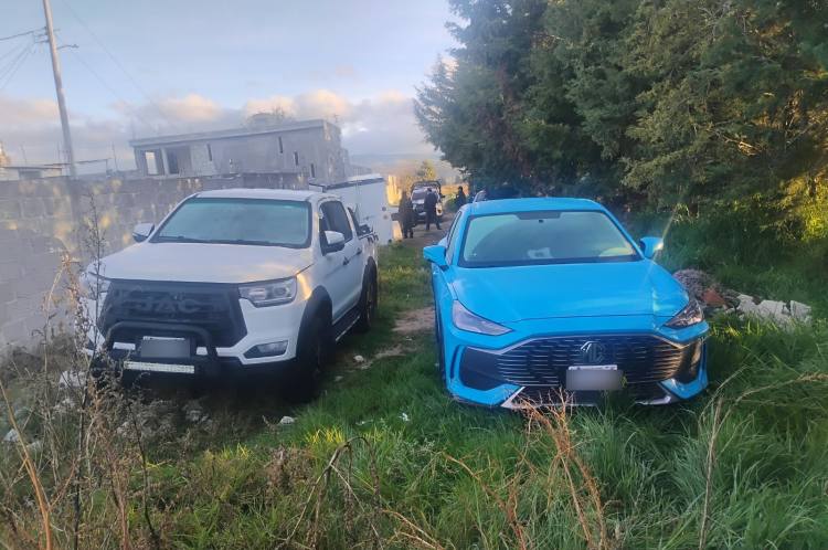 POLICÍA MUNICIPAL DE HUAMANTLA LOCALIZA Y ASEGURA DOS VEHÍCULOS PRESUNTAMENTE ROBADOS CON VIOLENCIA EN LA AUTOPISTA&nbsp;AMOZOC–PEROTE
