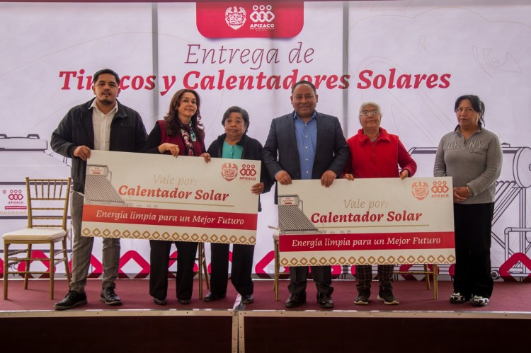 ENTREGA GOBIERNO DE APIZACO 59 TINACOS Y 160 CALENTADORES SOLARES A 200&nbsp;FAMILIAS.